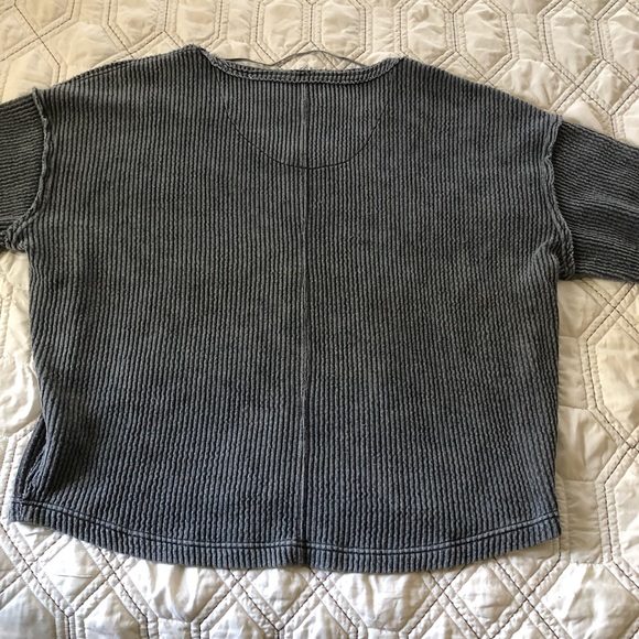 Free people oversized gray v-neck top - Picture 4 of 6